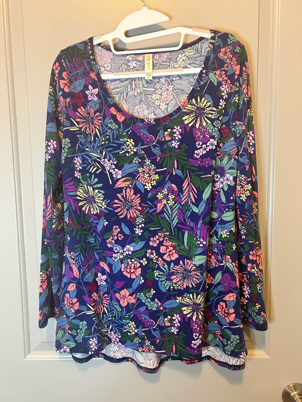 Lularoe Women's Floral Scoop Neck Tunic Top size M with Lularoe Leggings OS.